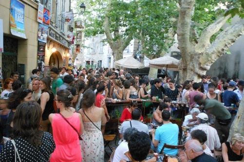 La rue des Teinturiers en pleine effervescence